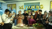 Dimeriahkan dengan hidangan nasi tumpeng lauk komplet, dan kue tart. Aher pimpin doa, dalam acara ulang tahun Deddy Mizwar, yang menjabat sebagai wakilnya. Foto: Instagram @aheryawan