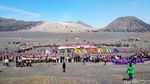 Suku Tengger Kibarkan 2.018 Merah Putih di Lautan Pasir Bromo