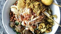 Kalau kurang mantap bisa tambah lauk sate telur puyuh, usus ayam dan hati ayam. Pastinya makin enak dan mengenyangkan. Foto : Instargram @jajanan.sunda