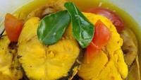 Yang membuat rasanya jadi asam segar adalah irisan nanas. Sementara bumbu lain yang dipakai ada bawang merah, bawang putih, kunyit, lengkuas, daun salam dan lain-lain. Dimakan hangat-hangat makin sedap. Foto : Instagram @kristy.august