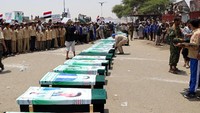 Peti yang berisi anak-anak yang tewas diletakkan berjejeran sebelum dimakamkan. Anak-anak yang tewas diketahui berusia 10 tahun hingga 13 tahun. Foto: REUTERS/Naif Rahma