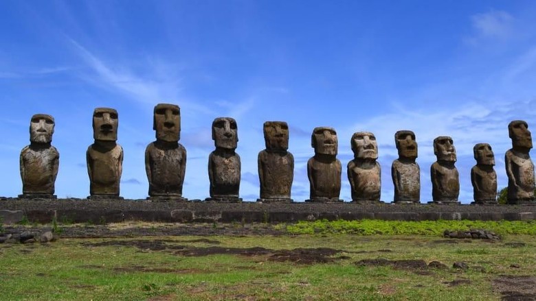 Duh Patung Moai di  Pulau  Paskah  Tertabrak Mobil