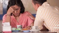 Wah adegan apa ya kira-kira ini? Nico memegang bahu Dian yang terlihat sedang sedih. Sementara di meja mereka ada kudapan serta segelas kopi dalam gelas keramik khas kopi Melayu. Foto: Instagram