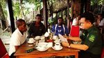 Begini Gaya Yusril Ihza Mahendra Saat Beli Pete dan Ngopi Bareng Elit Politik