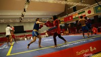 Suasana latihan atlet wushu.