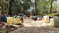 Jejeran jeriken yang digunakan warga untuk mengangkut air.