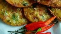 Bala-bala bisa dibentuk bulat pipih dengan sendok sayur sehingga rasanya lebih empuk. Foto : Instagram @omamuda