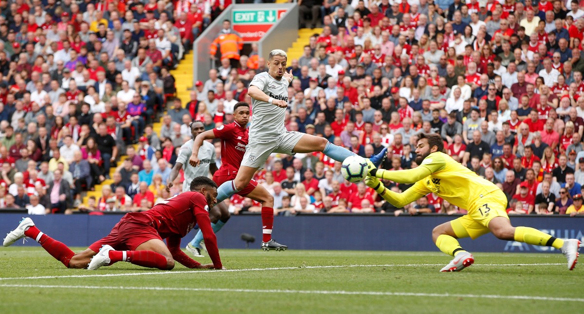 Alisson saat menghalau tendangan striker West Ham Javier Hernandez. (Foto: Andrew Yates/Reuters)