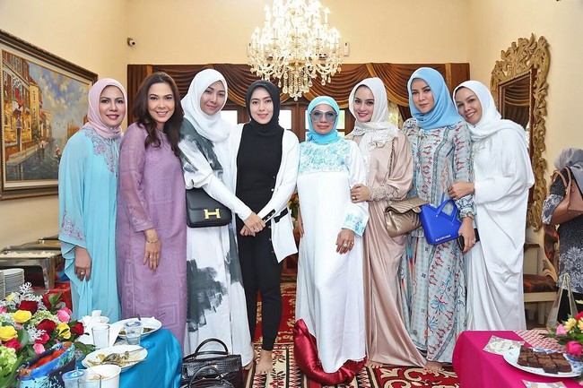 Tampil berbeda dari biasanya, penampilan berhijab Ririn dan Olla langung jadi sorotan. Sama-sama tampil cantik, keduanya memiliki gaya hijab yang berbeda. Foto: Instagram drg. Degya Linda