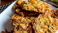 Bala-bala versi garing juga renyah enak dimakan sebagai camilan atau lauk. Satu pasti kurang! Foto: Instagram @vousdru