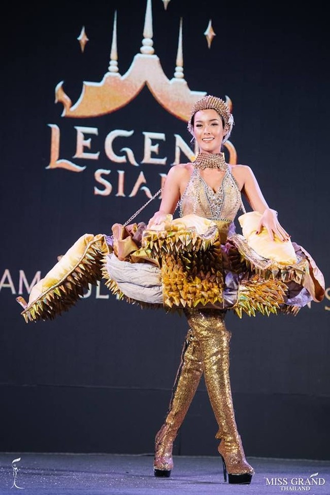 Namun dalam sekejap penampilan wanita cantik yang mengikuti Miss Grand Thailand 2017 ini berubah. Busananya jadi gaun dengan hiasan durian raksasa. Foto: Facebook Miss Grand Thailand