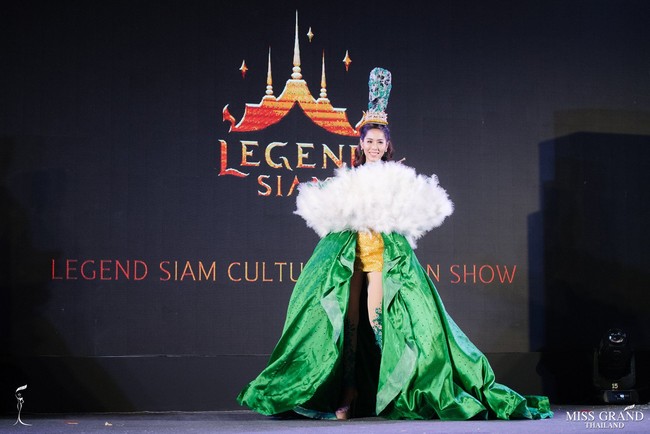 Sebelumnya inilah bentuk gaun yang dipakai Aink Ingchanok. Sama sekali tidak terduga di balik gaun hijaunya yang dihiasi bulu berwarna putih itu ada hiasan pete.Foto: Facebook Miss Grand Thailand