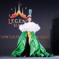 Sebelumnya inilah bentuk gaun yang dipakai Aink Ingchanok. Sama sekali tidak terduga di balik gaun hijaunya yang dihiasi bulu berwarna putih itu ada hiasan pete.Foto: Facebook Miss Grand Thailand