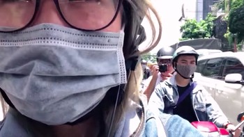 Sang vlogger memakai masker yang disediakan driver Go-Viet. Foto: YouTube