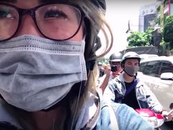 Mengintip Vlogger Cantik Vietnam Jajal Go-Jek