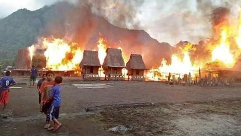Foto: Kampung Gurusina terbakar (Nury Sybli/Facebook) Foto: Kampung Gurusina terbakar (Nury Sybli/Facebook)