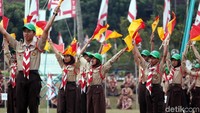 Aksi bendera semapur anggota pramuka.