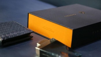 Oppo Find X Lamborghini dikemas dalam kotak khusus. Foto: Sina Mobile