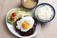 Gimana Kalau Siang Ini Makan Hamburg Steak yang Gurih Juicy di Sini?