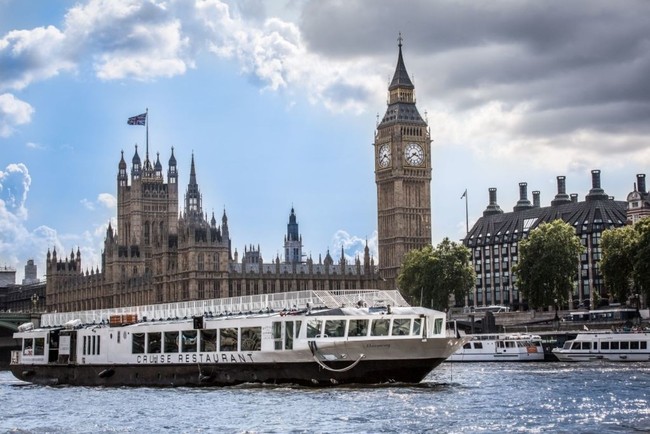 Romantis Banget! Makan Malam di Atas Kapal Sambil Menyusuri Sungai di London