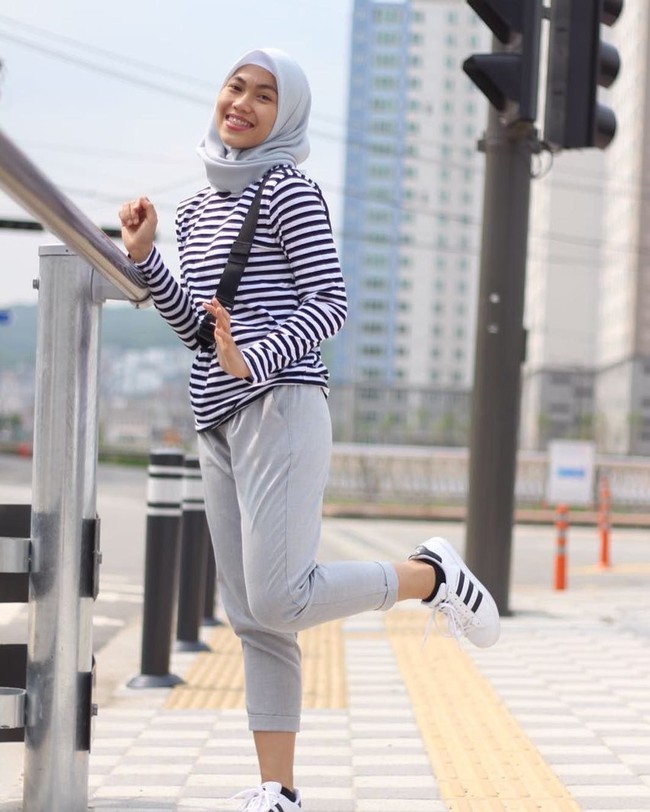 Selain pemilihan warna, dan busana, penampilan boyish Defia juga terlihat dari sepatunya. Ia kerap memakai sneakers untuk kegiatan sehari-hari. Foto: Instagram/defiarosmaniar