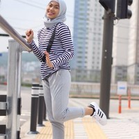 Selain pemilihan warna, dan busana, penampilan boyish Defia juga terlihat dari sepatunya. Ia kerap memakai sneakers untuk kegiatan sehari-hari. Foto: Instagram/defiarosmaniar