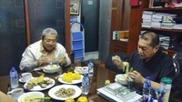 Tidak hanya menjabat sebagai ketua dan wakil gubernur saja. Tapi Aher dan Deddy Mizwar memang dekat dan berteman. Ini pose mereka saat makan mie instan bersama, lengkap dengan jagung dan kacang rebus. Foto: Instagram @aheryawan