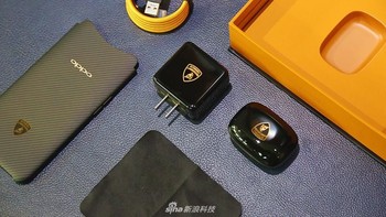 Ragam aksesori yang disertakan dalam paket penjualan. Foto: Sina Mobile