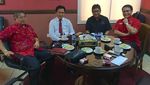 Begini Gaya Yusril Ihza Mahendra Saat Beli Pete dan Ngopi Bareng Elit Politik