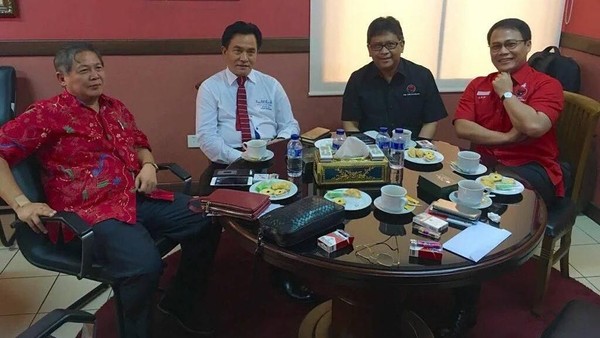 Begini Gaya Yusril Ihza Mahendra Saat Beli Pete dan Ngopi Bareng Elit Politik
