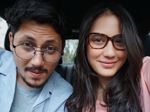 Keenan Pearce dan Pevita Pearce pakai kacamata Saturdays