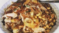 Bubur ayam Cirebon di PIK ini dikenal dengan topping ayamnya melimpah. Gurih renyah pastinya. Foto : Instagram @makankalap