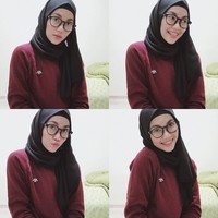 Di kesehariannya, gaya hijab Defia juga cukup simpel. Ia senang tampil kasual seperti memakai kaos dan celana. Foto: Instagram/defiarosmaniar