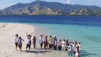 Wisatawan boleh datang ke Pulau Ontoloe. Namun sepanjang perjalanan harus dipandu oleh pemandu wisata dan menjaga alamnya. Taman Wisata Alam Laut 17 Pulau sejatinya adalah destinasi wisata yang cantik! (Tri Wahyu/dTraveler)