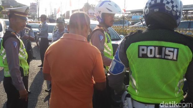 Pengendara kena tilang di Jalan Pasar Kembang Yogyakarta. 
