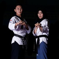 Busana taekwondo yang tertutup membuatnya bisa tampil lebih aman, tanpa harus menggunakan banyak inner atau manset baju. Taekwondo juga jadi salah satu olahraga yang banyak diminati hijabers. (Foto: Instagram/defiarosmaniar)