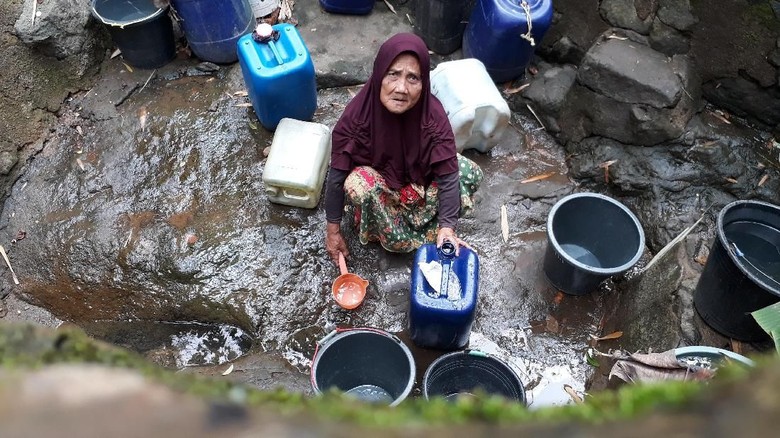 Cerita Warga Cilegon Antre 6 Jam demi Air Bersih Cerita Warga Cilegon Antre 6 Jam demi Air Bersih