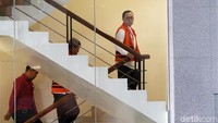 Mengenakan kemeja putih dan rompi KPK, Amin Santono tiba di Gedung KPK, Jakarta, Selasa (14/8/2018).