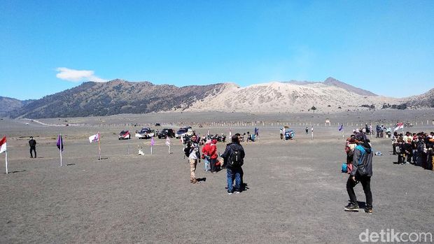 2018 Bendera Merah Putih di Lautan Pasir Gunung Brono