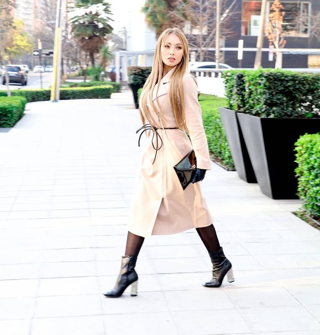  Terlepas dari kritikkan yang diterimanya karena posting foto seksi, tak sedikit netizen yang memuji kecantikan paras Daniella ketika ia memilih busana yang sopan. Looking Beautiful Dear, komentar netizen @anu_jangid_72. Foto: Instagram