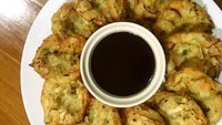 Bala-bala bisa digoreng kering atau setengah basah tergantung adonan tepungnya. Dicocol pakai sabal kecap juga enak. Foto: Instagram @ _deqsue