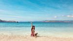 Foto: Maria Selena Leyeh-leyeh di Pantai Saja Cantik