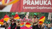 Mereka juga memainkan semapur.