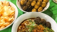 Kuahnya sedikit cokelat karena ditambah kecap manis. Aneka sate dan kerupuk dipisah biar makin puas makannya. Mari sarapan. Foto : Instagram @cheatingday_