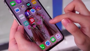 Setelah aplikasi terpasang di iPhone X, ia pun mengaksesnya. Foto: YouTube
