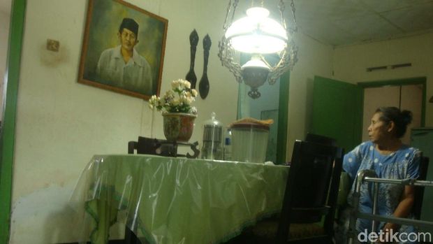 Meja dan kursi makan tempat Tan Malaka dan Jenderal Soedirman berdiskusi di Purwokerto. 