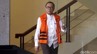 Amin Santono menjadi tersangka terkait suap penerimaan hadiah atau janji mengenai usulan dana perimbangan keuangan daerah pada RAPBN Perubahan 2018.