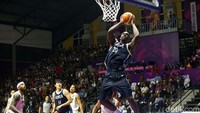 Tim basket putra Indonesia menghadapi Korsel di Hall Basket, Gelora Bung Karno, Senayan, Selasa (14/8), dalam laga perdana Grup A cabang basket Asian Games 2018.