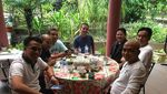 Begini Gaya Yusril Ihza Mahendra Saat Beli Pete dan Ngopi Bareng Elit Politik