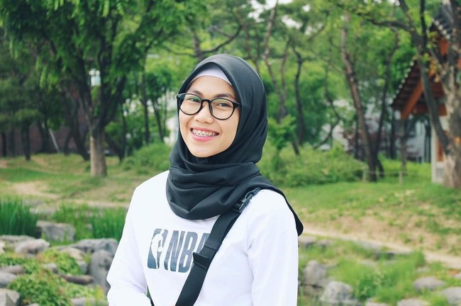 Sebagai seorang atlet Taekwondo, penampilan keseharian Defia juga jauh dari kesan feminin. Ia terlihat senang tampil praktis tanpa memakai banyak aksesori. Foto: Instagram/defiarosmaniar